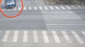 轿车抢路抢行,路口撞翻救护车,这个教训很典型